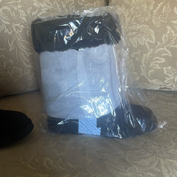 Black Madden suede boots with fringe. Never wornNew in the boxVery fashionable - Picture 2 of 4